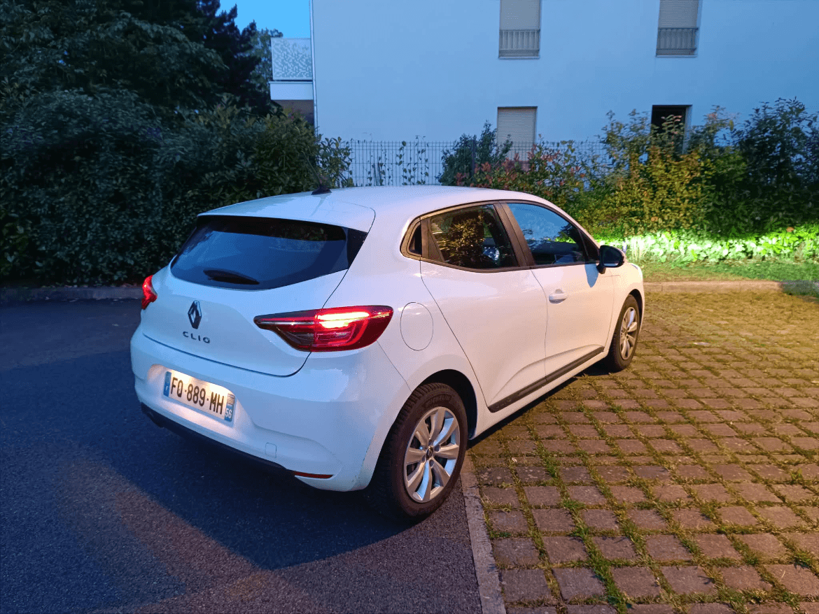 Renault Clio 5 blanche, vue arrière trois quarts, en extérieur