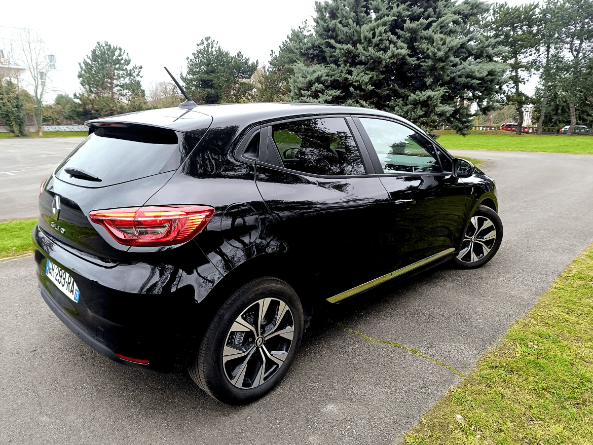 Renault Clio 5 noire, vue arrière trois quarts, en extérieur