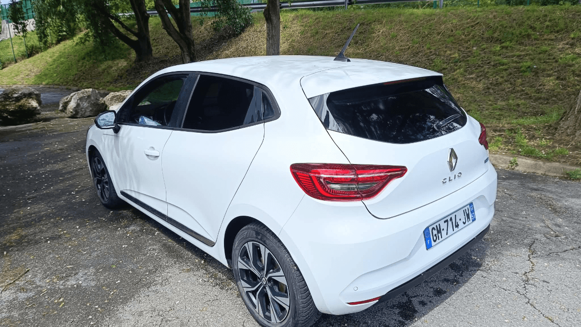 Renault Clio 5 blanche, vue arrière trois quarts