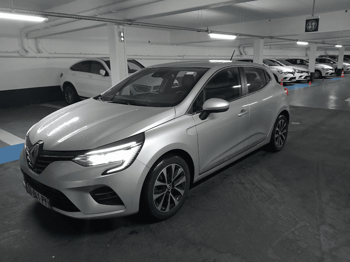 Renault Clio 5 grise, vue avant trois quarts